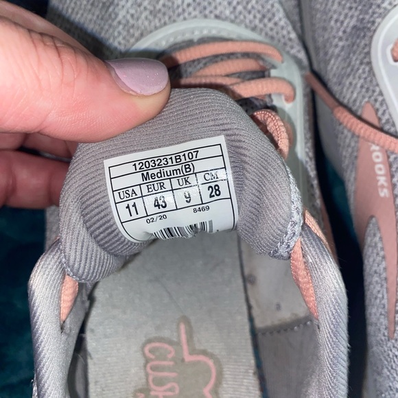 Brooks women’s size 11 running shoe - Picture 3 of 8